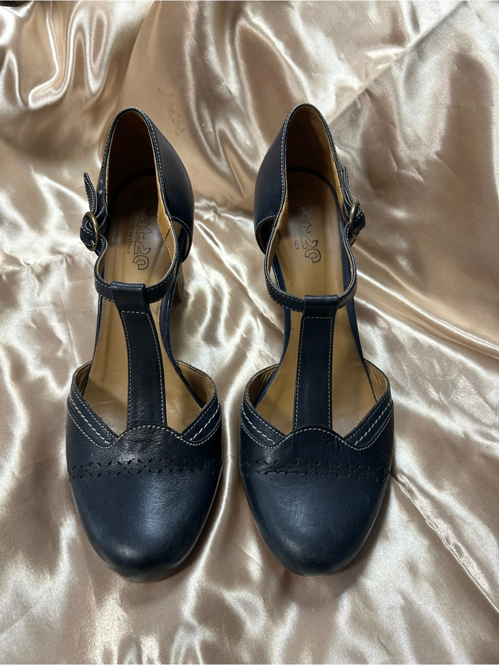 MAT:20 Italian Navy Blue Leather T-Strap Heels Size 39 - US site 8